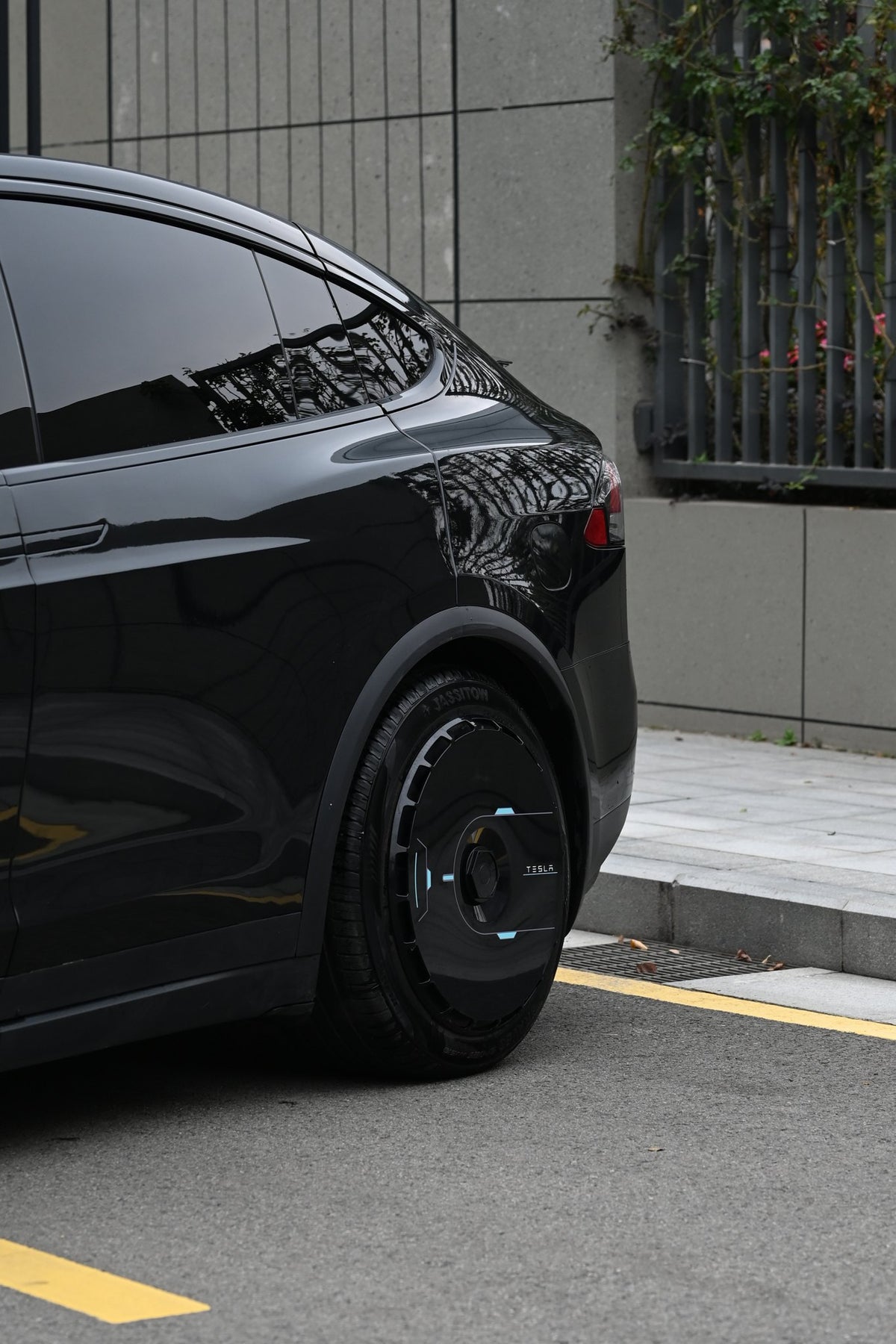 Daredevil wheel covers — real-world photo