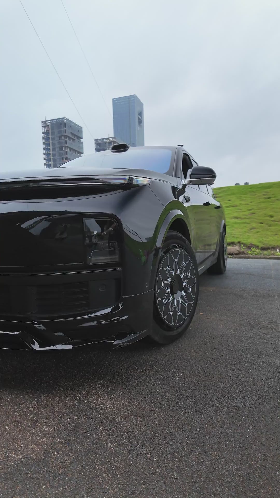 Black Geometric wheel covers — on-car video